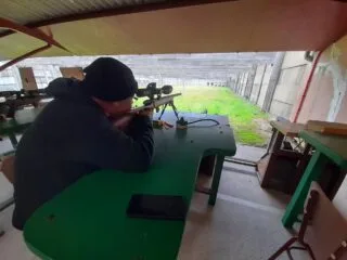 Tireur assis derrière le bench, carabine sur appuis avant et arrière